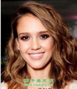 短发女生荷叶头烫发 内扣发尾才是瘦脸利器