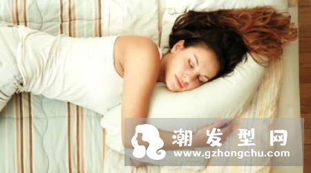 妹子们睡觉时候的头发 睡觉时头发正确的放置方式