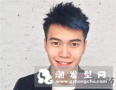 男生两边剃掉中间留长 铲青头发型最显男生帅气阳光