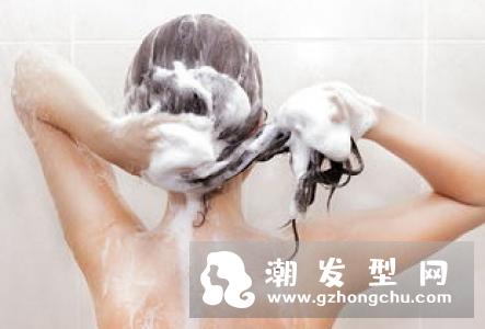 头发毛躁静电脱发怎么办 高科技电动发梳梳出好发质