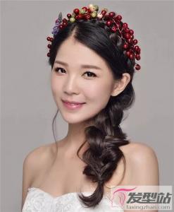 新娘发型怎么扎好看 低发辫花饰扎发做妩媚新娘