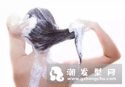 夏天头发怎么洗有讲究！正确洗头帮你头皮做减法