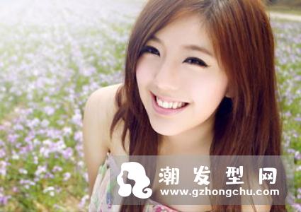 女大学生睡前洗头没吹干变面瘫 一天中什么时候洗头发最好