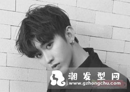 最新潮流男士发型 两边剃掉中间留长很时髦