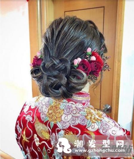 新娘龙凤褂盘头发型 4款不同风格的褂头靠头饰点睛！