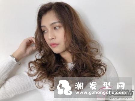漫画真实版浪漫长发卷发发型 经典飘逸长卷发最有女神风范