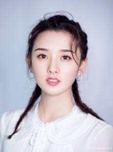 伴娘发型披肩编发 半扎编发让你魅力提升不止一点