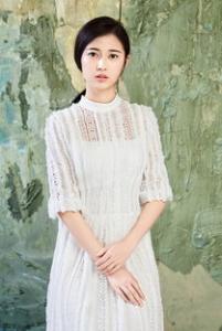 长发森系新娘造型 展现空灵脱俗之美