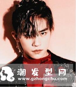 男生短发小脏辫真酷 走哪都是大家关注焦点
