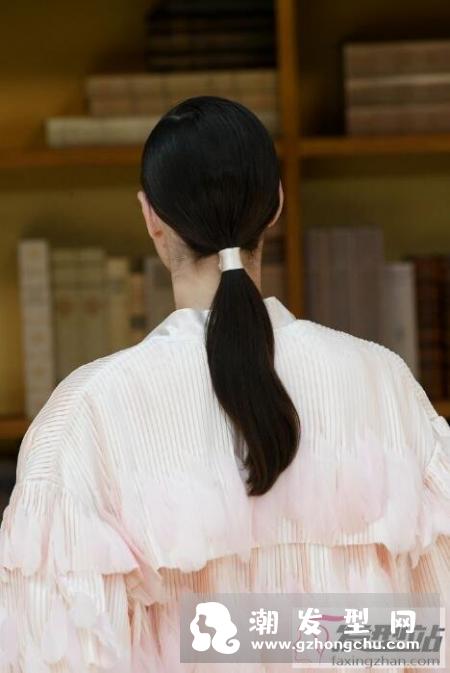 2020新娘发型新玩法 参考时装周上8个马尾造型