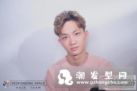 男生千万不要跟风中分？复古潮味中分发型随手拨都有型！
