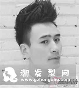 最新潮流男士发型 两边剃掉中间留长很时髦