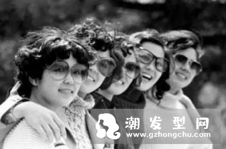 男生渐层侧削线条雕刻发型 两边剃剪出酷炫时尚