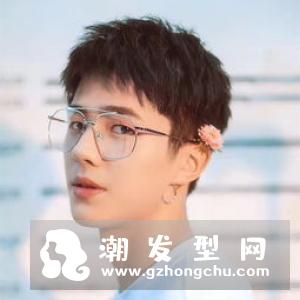 戴眼镜的男生适合什么发型 选对发型才显帅气斯文