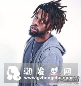 男生短发小脏辫真酷 走哪都是大家关注焦点