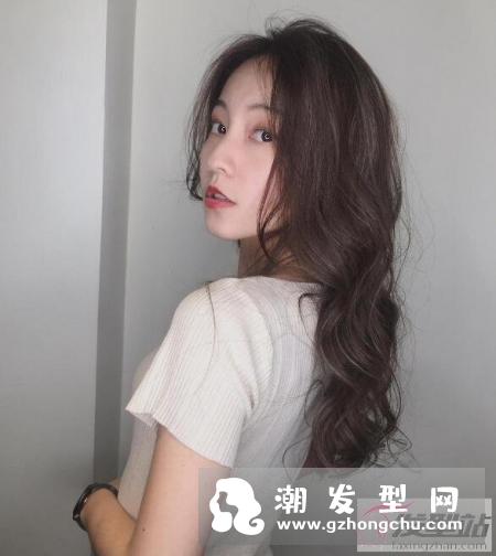 漫画真实版浪漫长发卷发发型 经典飘逸长卷发最有女神风范