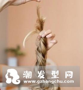 丸子头怎么扎出蓬松感 中长发怎么扎图解