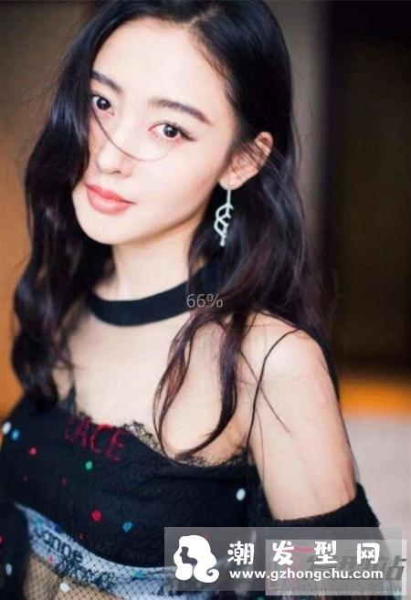 烫黑色大波浪卷发好看吗 不用染发也能散发女人味