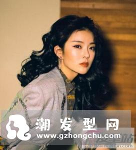 烫黑色卷发会显老吗 减龄又优雅散发女人味