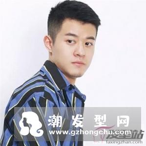 男生两边剃掉中间留长 铲青头发型最显男生帅气阳光