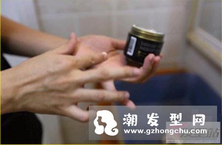 男士中分发型打理教学 男生蓬松中分发型这样弄最好看