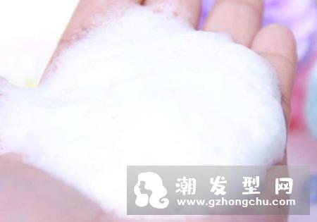 洁面泡沫泡沫越多越好吗 和洗面奶的区别