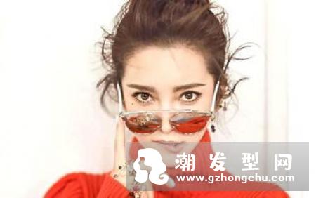 黑色的头发怎样显洋气 披肩中长卷发满满时尚感