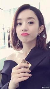 女生今年流行长卷发发型 超简单氧气瀑布卷小仙女必备