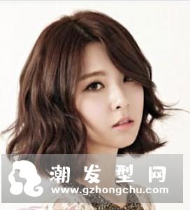 头发扁塌适合什么发型 蓬松长卷发散发女人味