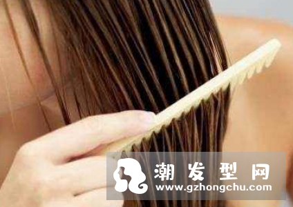 一边洗头一边梳可以吗 后果是什么