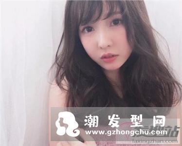 女生卷什么发型显性感 空气感烫卷诠释你的性感魅力