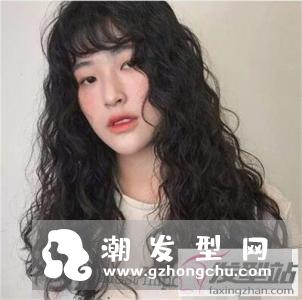 流行发型2019女中长发 优雅卷发打造迷人淑女
