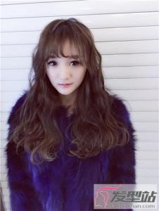 女生中长发蛋卷头 动感与时尚相融合才是最美
