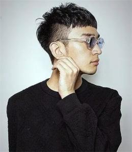 亚洲男生经典发型 两侧削短渐层undercut