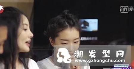 青春旅社周冬雨是什么发型 半扎丸子马尾同款怎么扎