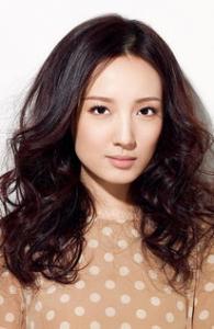 冬天好打理的中长发 修颜唯美为寒冬送暖意
