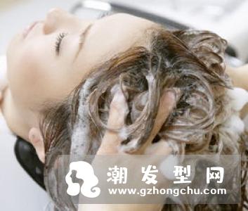 头发毛躁怎么变得柔顺 教你解决头发干枯毛躁的方法