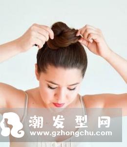 披肩发怎么扎丸子头 简单好看的丸子头造型图片