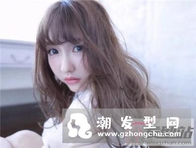 女生卷什么发型显性感 空气感烫卷诠释你的性感魅力