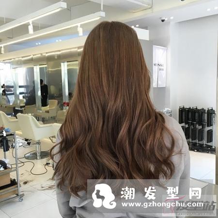 今年长烫发流行什么颜色 韩式流行染烫绝对是背影女神