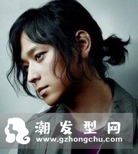 两边推掉中间厚发型 帅哥发型赶紧安排剪吧