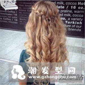卷发怎么扎简单好看 瀑布辫编发自然又迷人