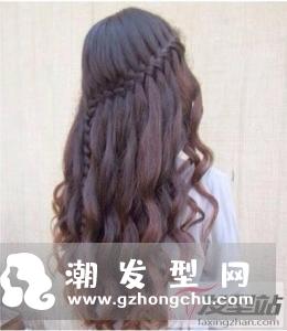 卷发怎么扎简单好看 瀑布辫编发自然又迷人