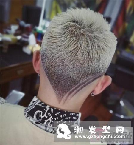 两边推掉中间厚发型 帅哥发型赶紧安排剪吧