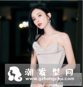 黑色的头发怎样显洋气 披肩中长卷发满满时尚感