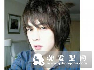 最新潮流男士发型 两边剃掉中间留长很时髦