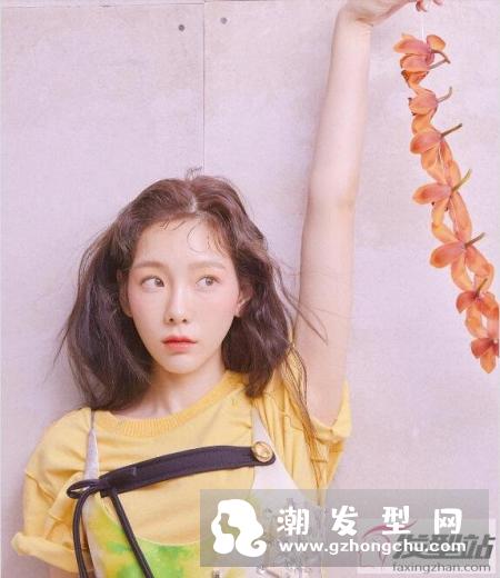 女生今年流行长卷发发型 超简单氧气瀑布卷小仙女必备