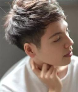 亚洲男生经典发型 两侧削短渐层undercut
