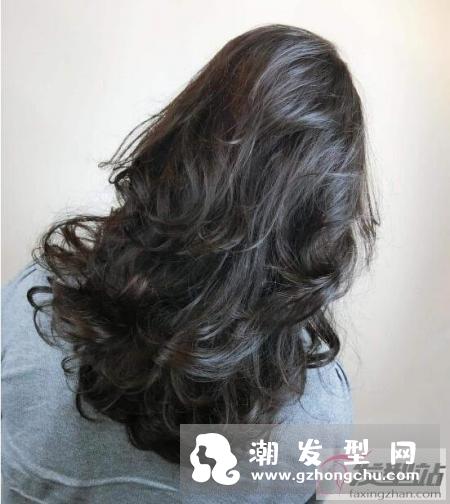 中长头发烫什么卷好看 空气云朵烫让你拥有自然电棒卷度！