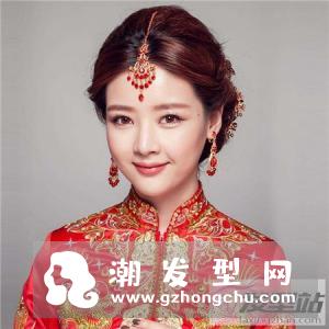 新娘盘发搭配的发饰 精致额饰打造唯美端庄新娘
